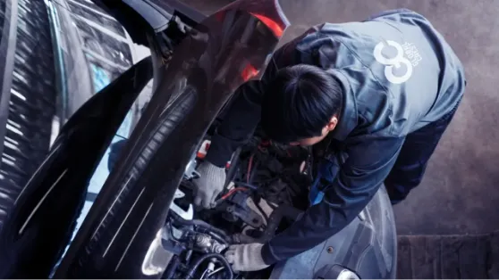 車を検査する男性のイメージ